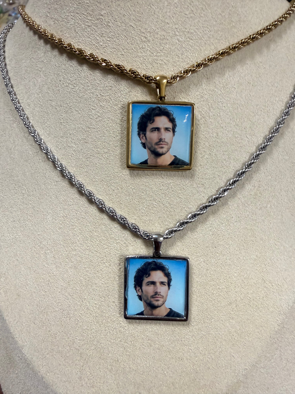 Collana quadrata con bordo