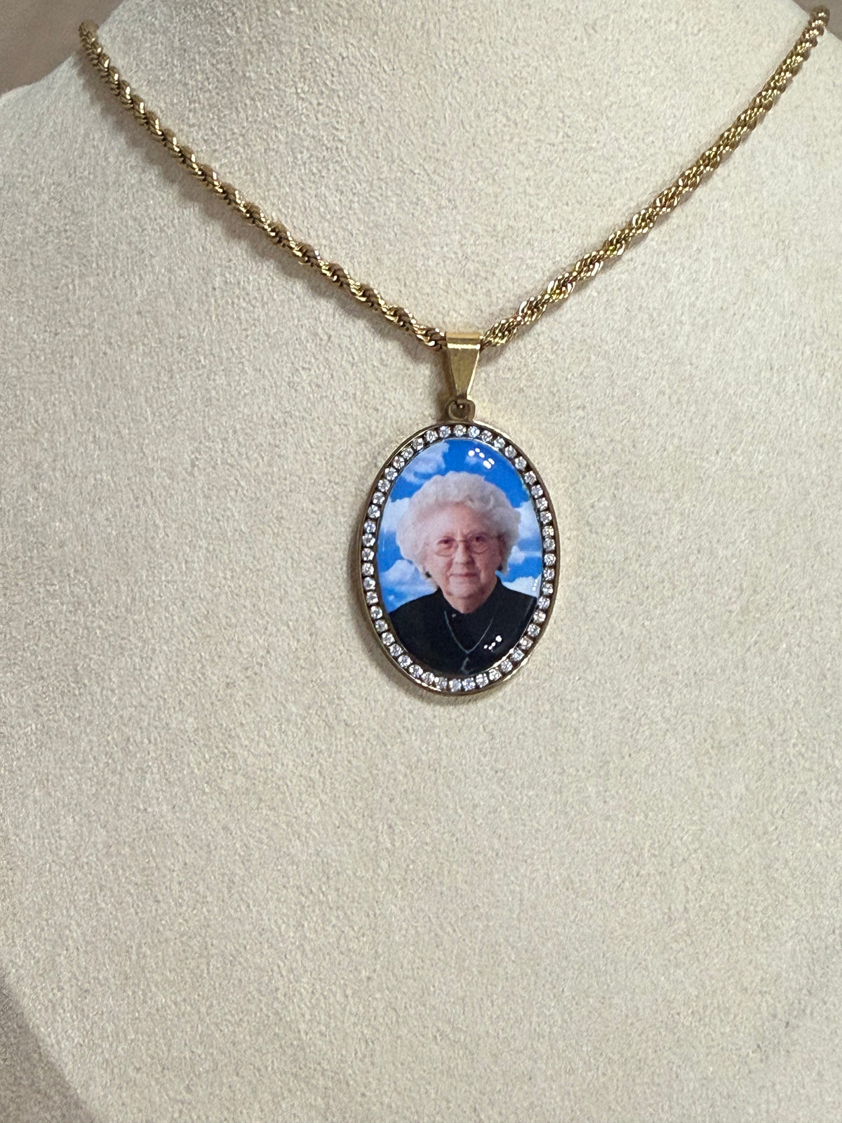 Collana ovale con strass